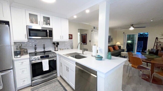 Building Photo - 633 NE 2nd Ave