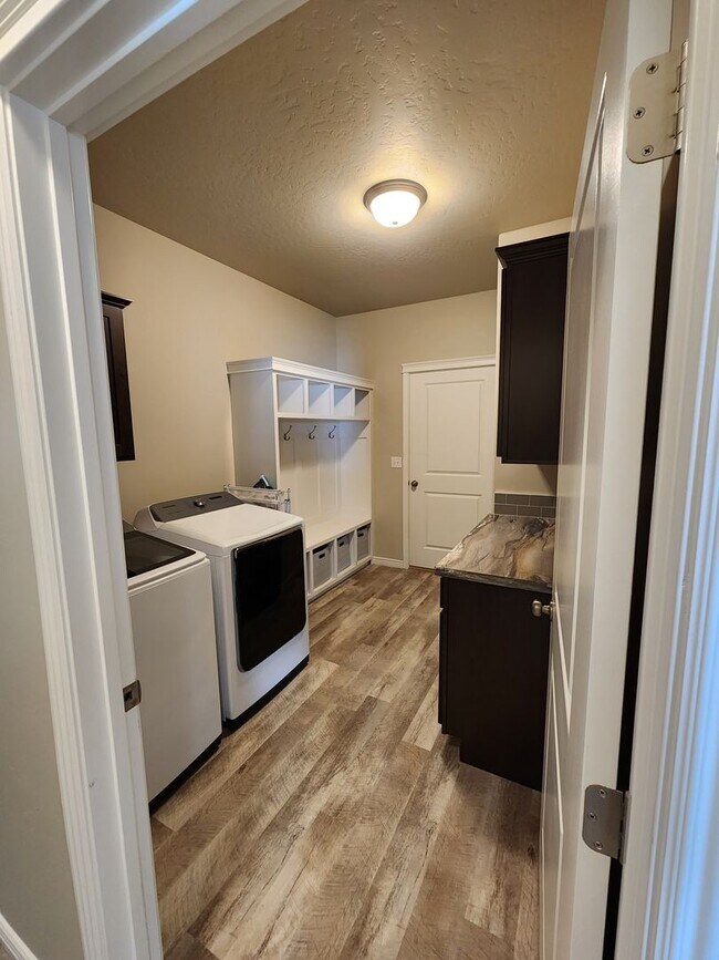 Building Photo - Beautiful, Immaculate Home in Northwest Tw...