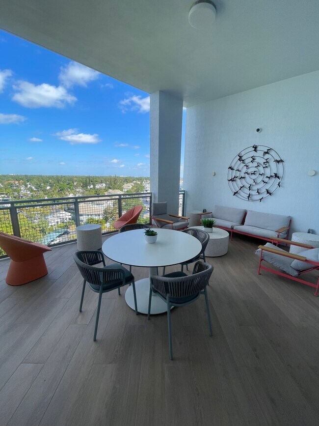 Building Photo - 710 SE 22nd St