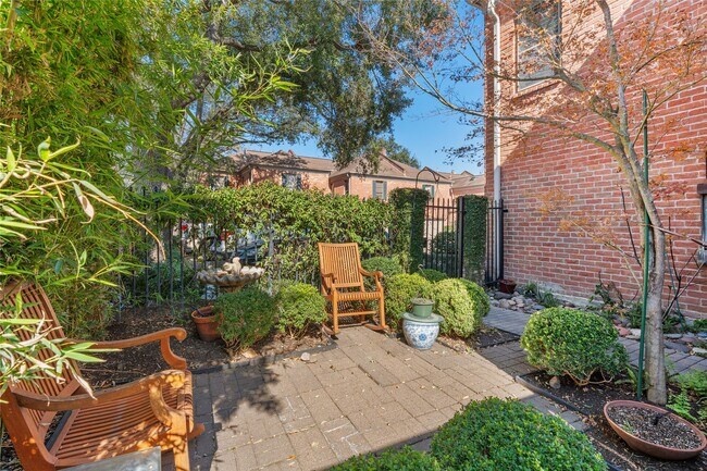 Building Photo - 6732 Vanderbilt St