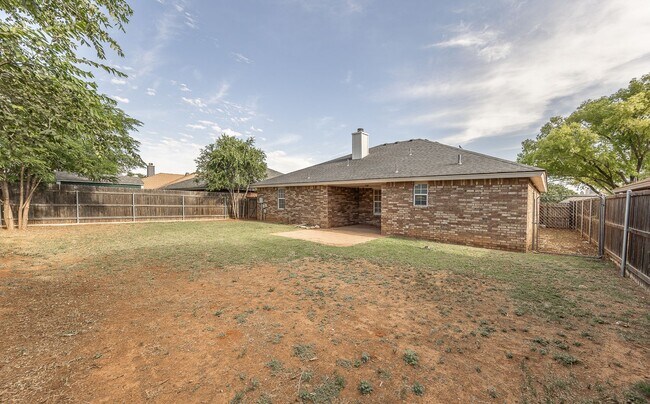 Building Photo - 3 Bed 2 Bath Move In Ready!