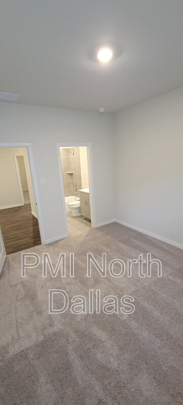 Building Photo - 2633 Oneida Ln