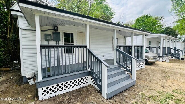 Building Photo - 112 E Dewey St