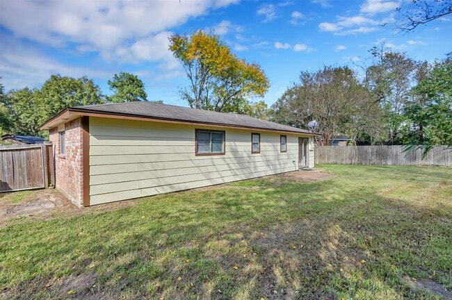 Building Photo - 1018 Surrey Ct