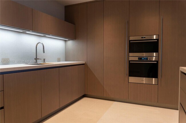 Building Photo - 5959 Collins Ave