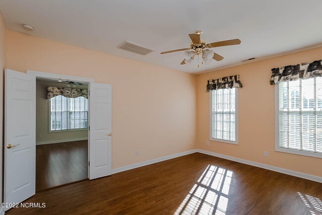 Building Photo - 533 Village Green Dr