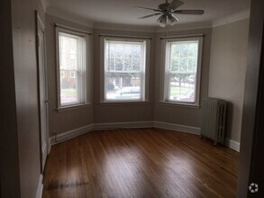 Building Photo - Charming two bedroom with natural light - ...