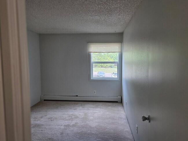 Building Photo - 1300 Golden Cir