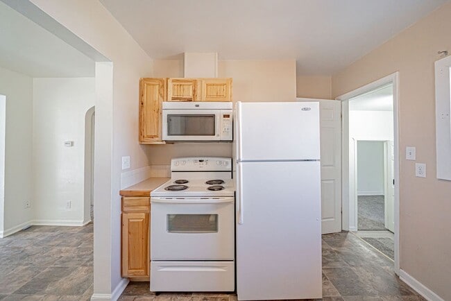 Building Photo - 3 bed 1 bath home recently renovated.