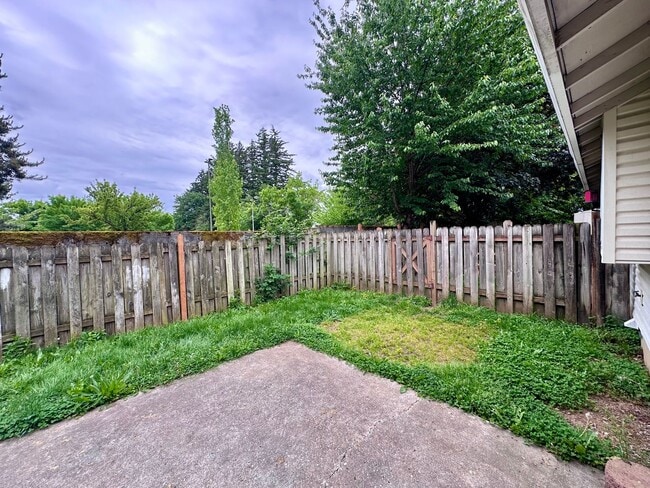 Building Photo - Adorable and Spacious!! Troutdale Duplex in Cul-de-sac!!