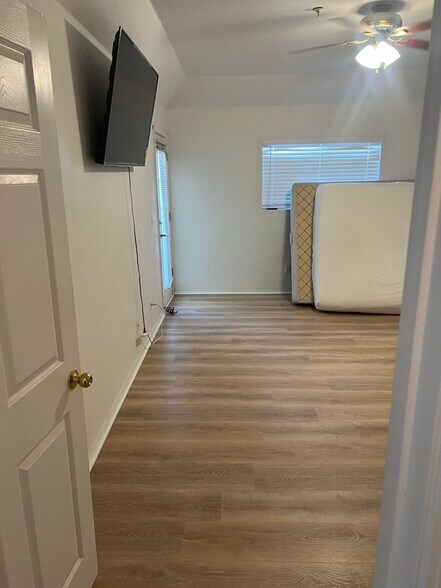 Building Photo - 3550 Bay Sands Dr