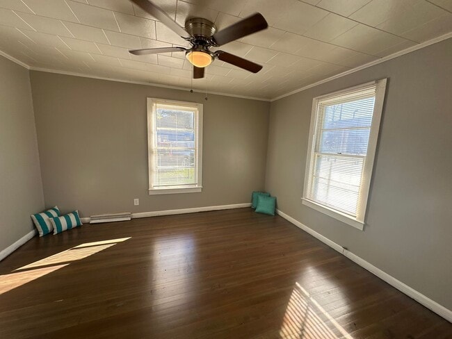 Building Photo - 2 Bed House w/ Wooden floors, Large Front porch, Central HVAC & Huge yard!
