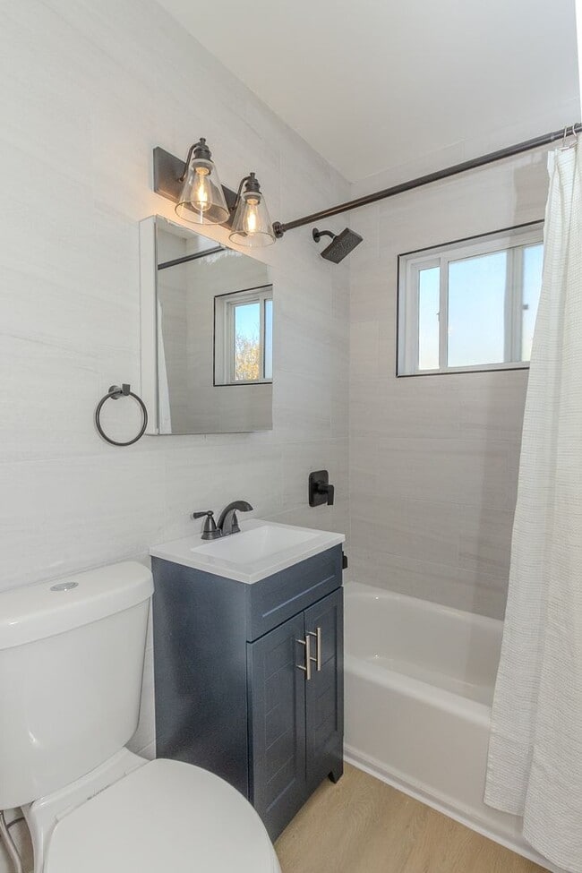 Building Photo - Showing NOW! Stylishly Remodeled 1-Bed/1-Bath Gem in Crown Point / Pacific Beach. Only $1500 DEPO...