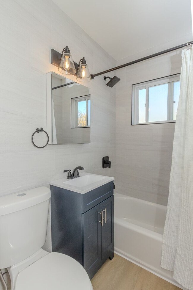 Building Photo - Showing on 5/31 at NOON! Stylishly Remodeled 1-Bed/1-Bath Gem in Crown Point / Pacific Beach. Onl...