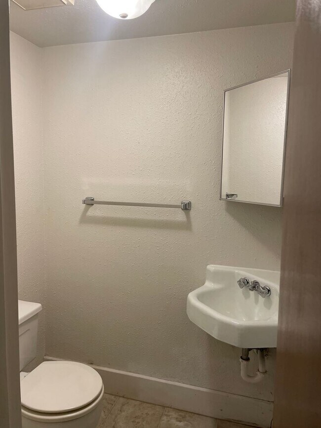 Building Photo - 2 Bed/1.5 Bath Condo Close to UIHC!