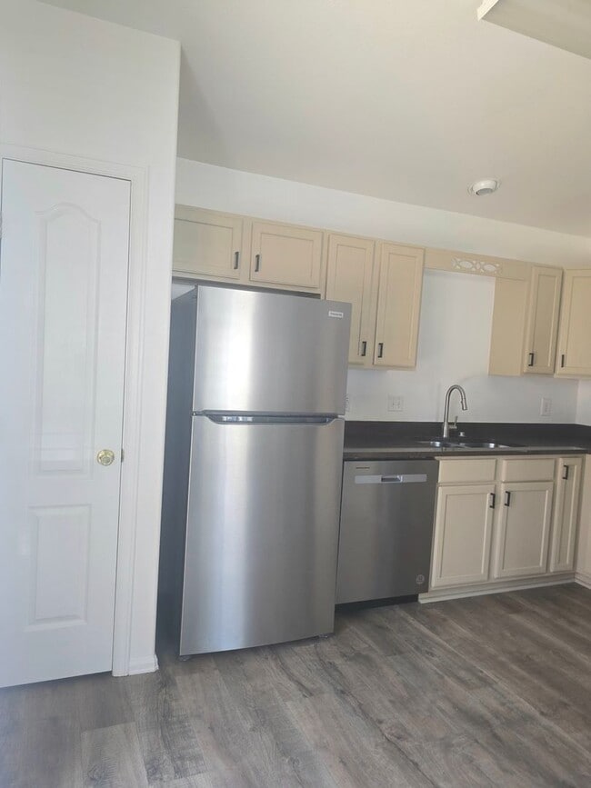 Building Photo - Beautiful townhouse with updated bathrooms. Available now!