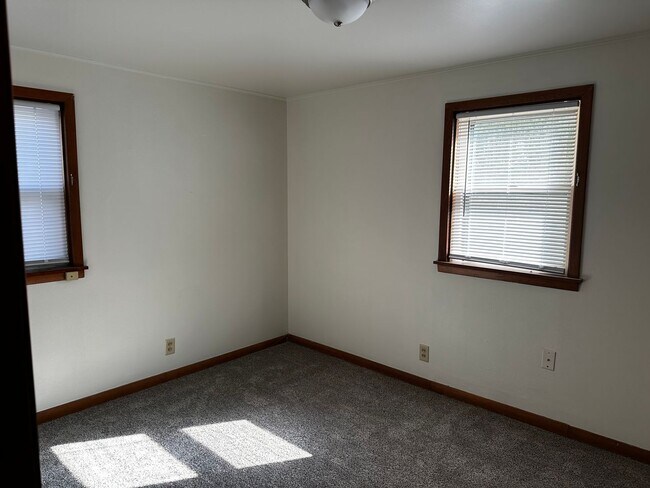 Building Photo - Pet Friendly 2 Bedroom in Delavan with Lar...