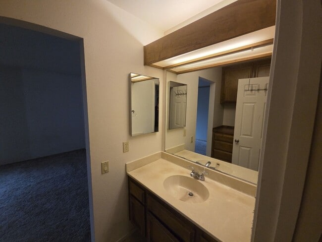 Building Photo - Cozy, Quiet Condo