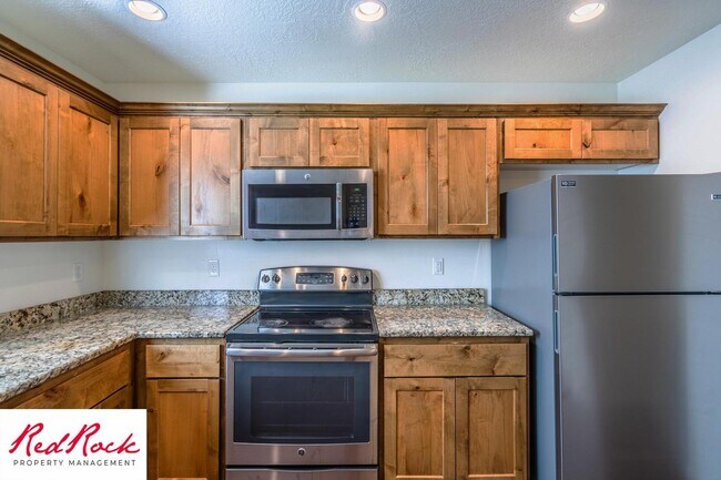 Building Photo - DOG-FRIENDLY 3 Bedroom Townhome with INTERNET INCLUDED!
