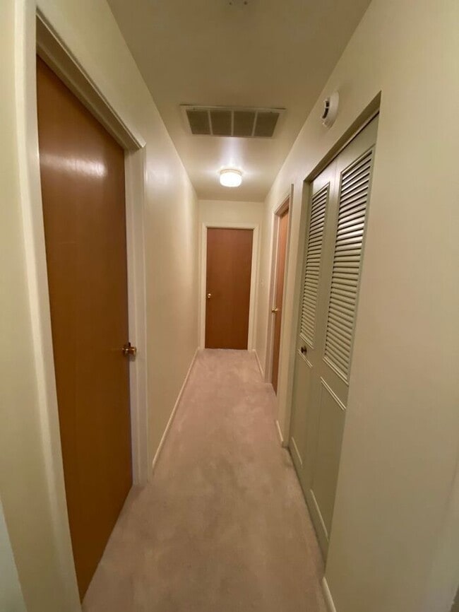 Building Photo - 3 Bedroom Townhome