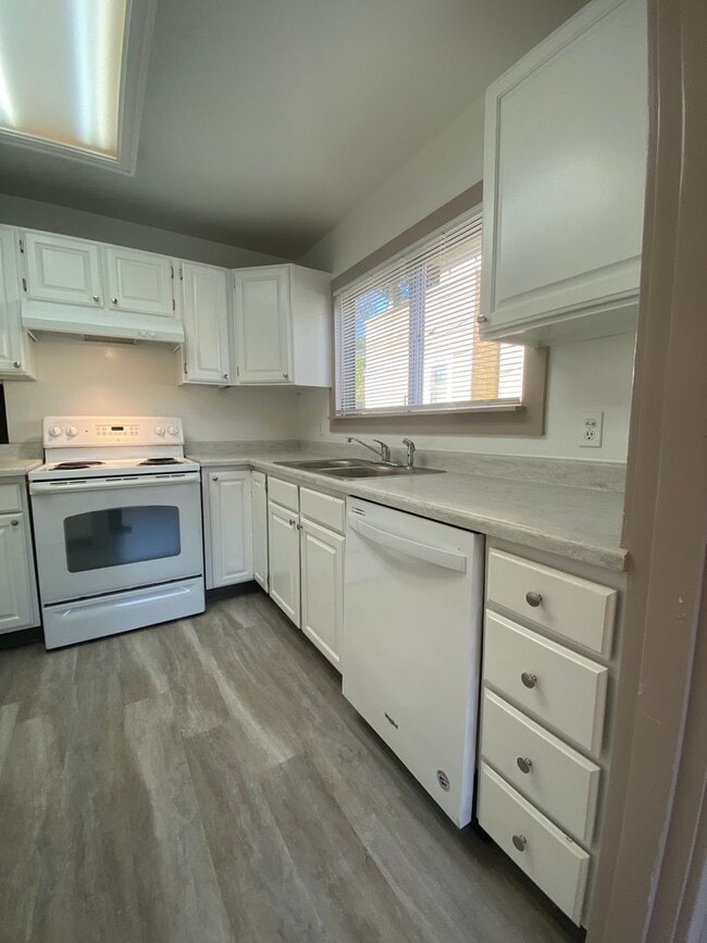 Building Photo - Charming Mt. Tabor Home with Loft & Baseme...