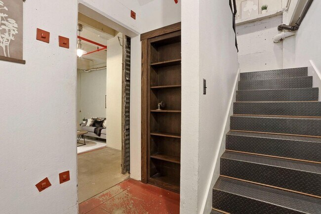 Building Photo - CHIC INDUSTRIAL 2BR/2BA CONDO Available Now!