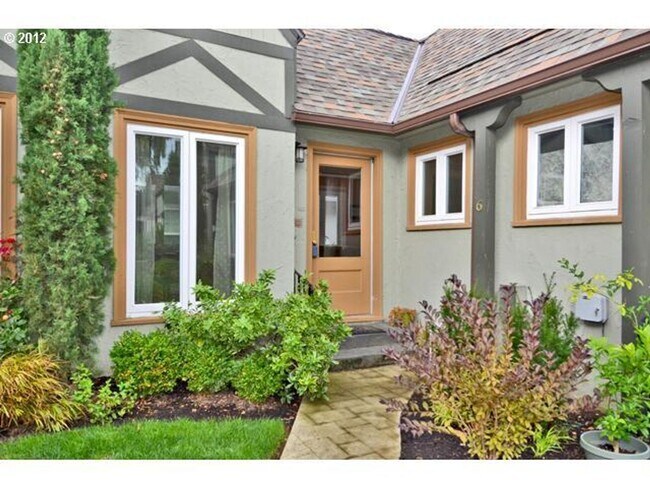 Building Photo - Darling Condo in heart of Hawthorne