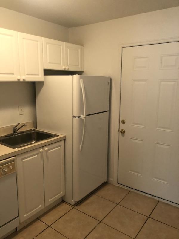 Building Photo - 204 Poinsettia Pine Ct