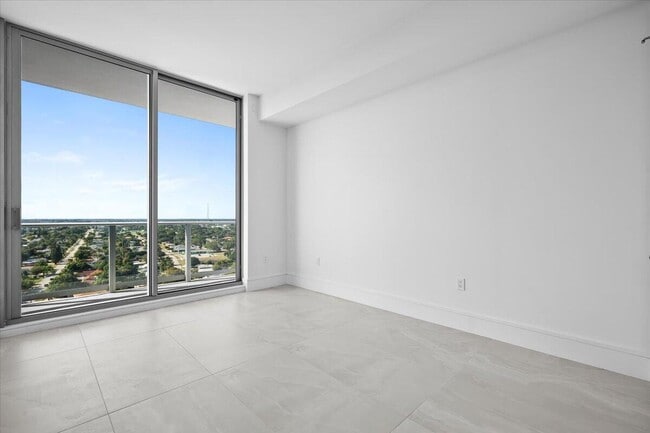 Building Photo - 220 Lake Shore Dr