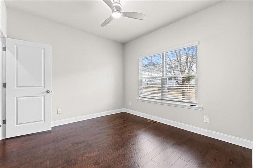 Building Photo - 156 Adams Cir