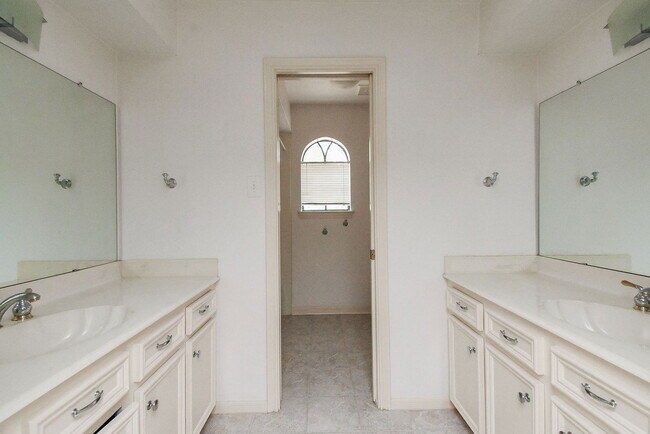 Building Photo - 127 Rush Haven Dr