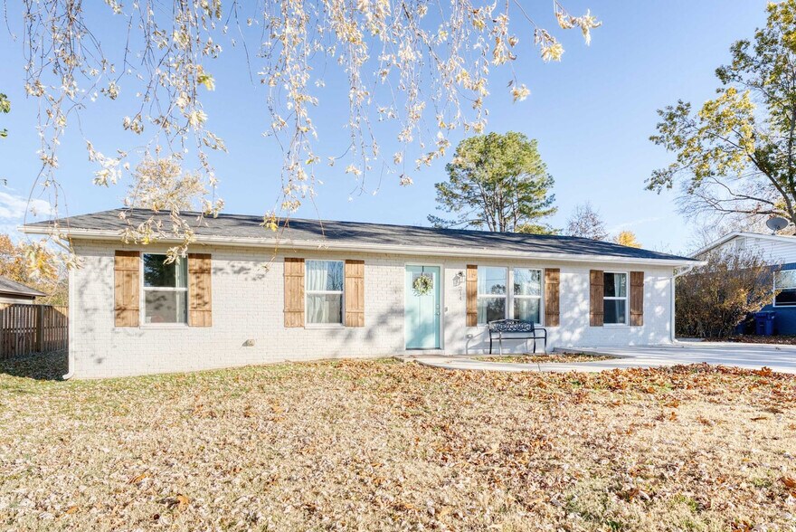 Building Photo - 214 NW L St