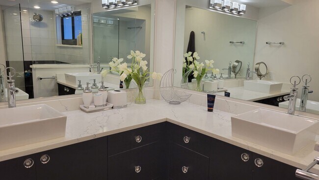 Building Photo - Beautifully renovated 2/2 condo downtown Sarasota with view of Bay!