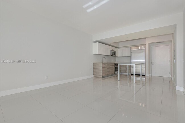Building Photo - 1300 Brickell Bay Dr