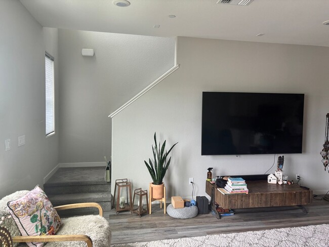 Building Photo - STUNNING (3 Story - Sprawling Floor Plan) ...