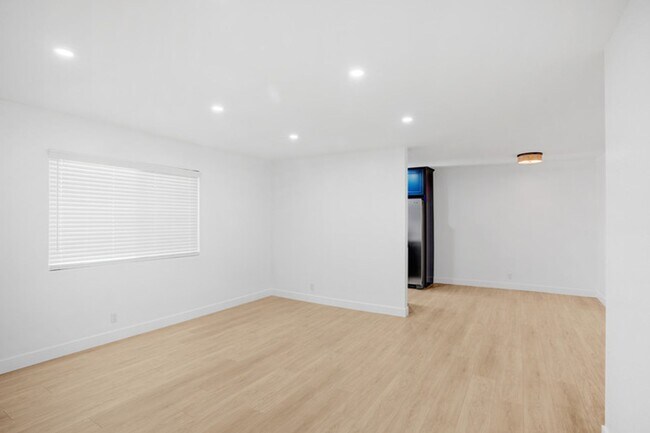 Building Photo - 126-126 S Marengo Ave