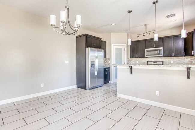 Building Photo - Eastside Beautiful 3 bed/2 baths