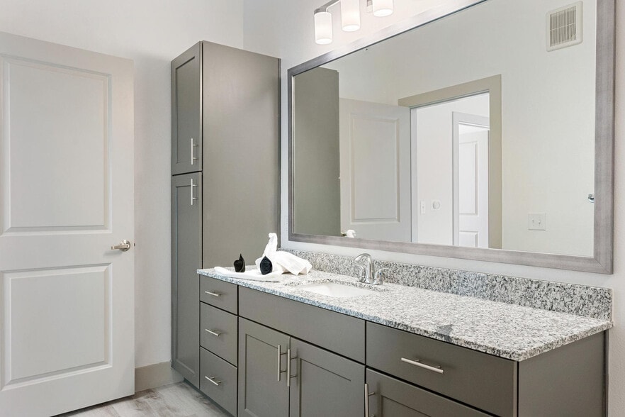 Building Photo - 12100 1/2 Ferrystone Glen Drive-SI FL3-ID1240331P