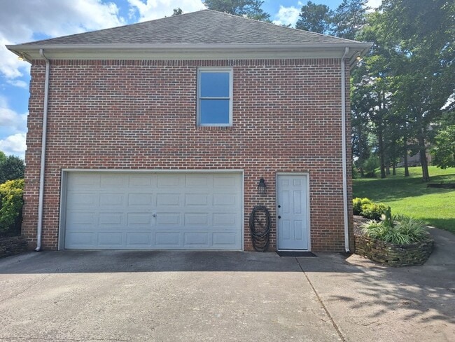 Building Photo - 4bd/3 bath located in desirable neighbor in Fox Den Subdivision in West Knoxville