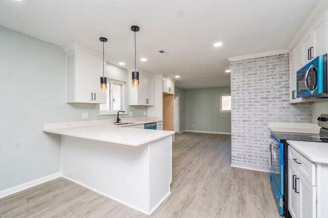 Building Photo - 152 Mann Dr