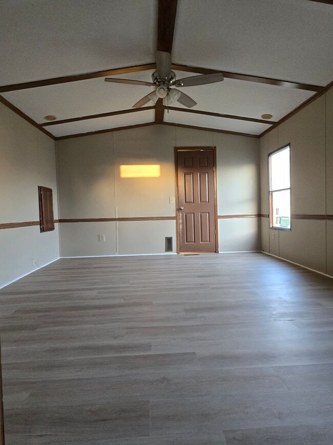 Building Photo - 3 bedroom, 2 bath Mobile Home in Yorktowne