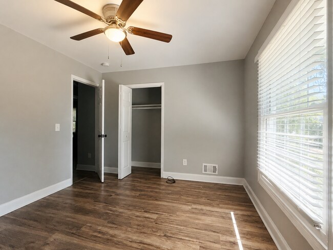 Building Photo - 128 S Wrenwood Dr