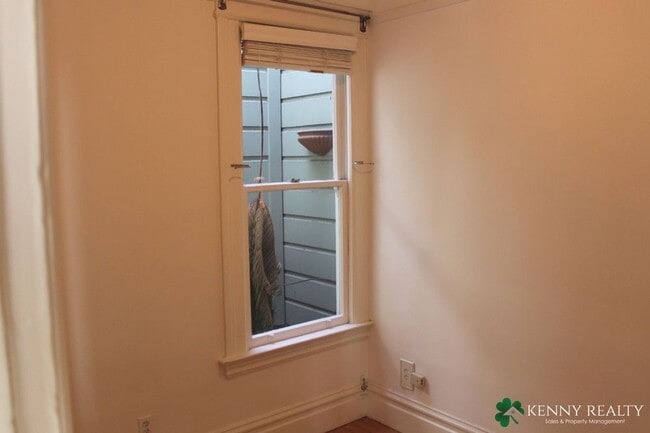 Building Photo - Coming Soon: Top Floor Flat with Updated K...