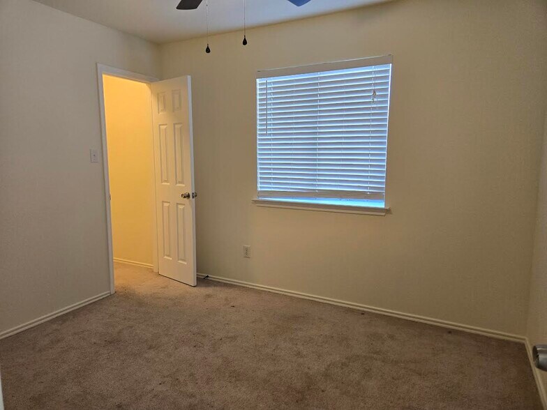 Building Photo - 15137 Meredith Ln