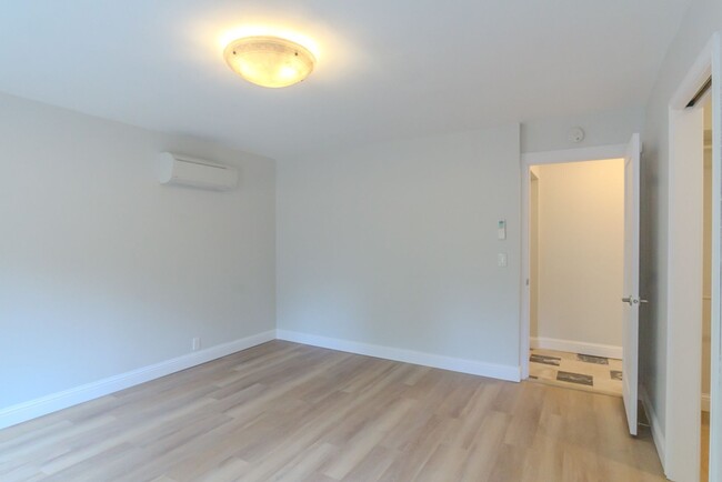 Building Photo - 3bd/1.75ba Seattle Home