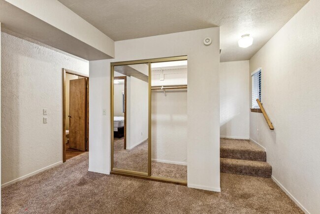 Building Photo - 725 Ivy Ln