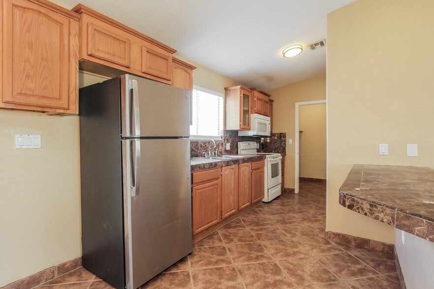 Building Photo - 305 E Gardenia Dr