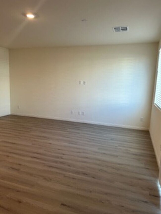 Building Photo - Spacious New Home with 5 Bedrooms in Hende...