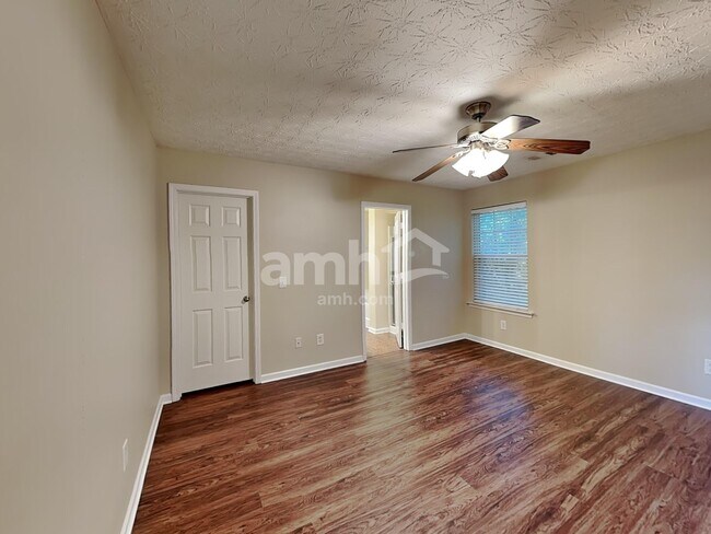 Building Photo - 354 Meadows Ln