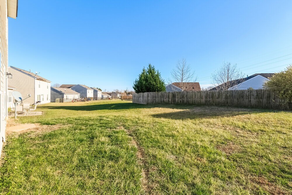 Building Photo - 10305 Green Hedge Ave